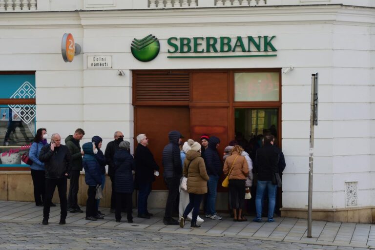 ČNB zahájila odebírání licence Sberbank CZ, podle ECB hrozí ruské bance krach