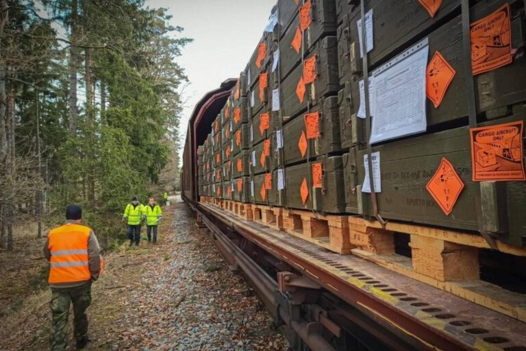 Česko odeslalo vlakem zbraně na pomoc Ukrajině