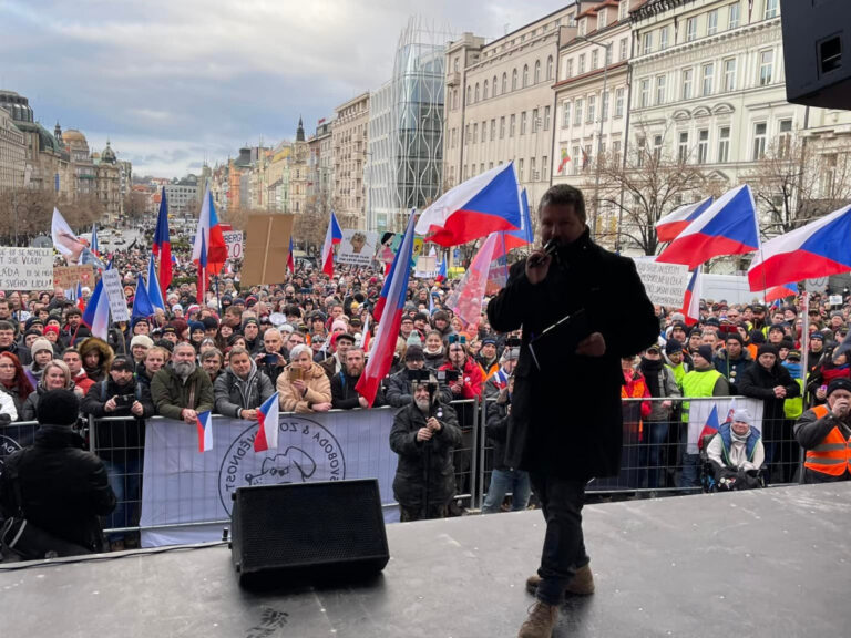 Vyzývali k násilí vůči politikům, čelí obvinění z terorismu