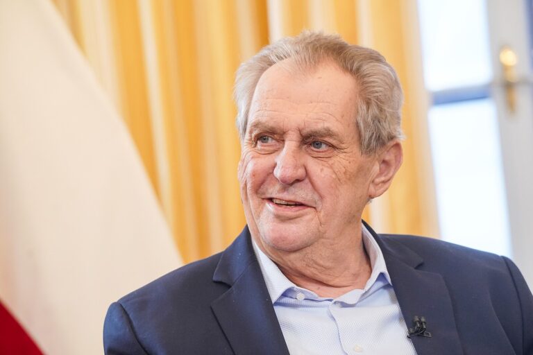 Útok na Ukrajinu zničí Rusko ekonomicky, politicky i reputačně, míní Zeman