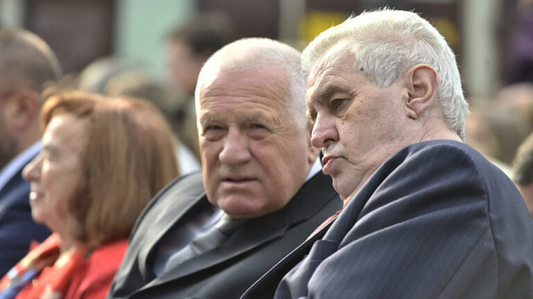 Klaus a Zeman stojí na straně Putina, když agresivní Rusko vyhrožuje Ukrajině válkou