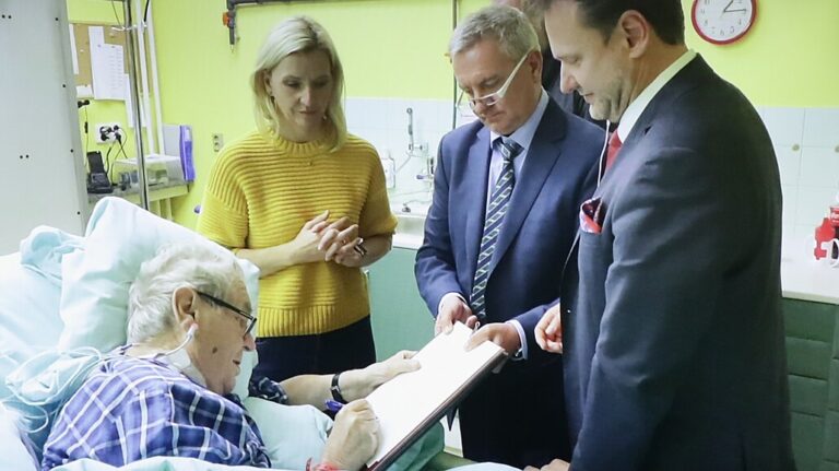 Vondráček zalitoval a unikl vyšší pokutě za schůzku u Zemana bez respirátoru