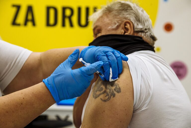 KOMENTÁŘ: Všichni všude bez omezení, ale… očkovaní si připadají jako blbci