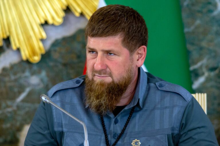 Kadyrov slibuje, že zničí rodinu Jangulbajevových a poslanci ruské Státní dumy „uříznou hlavy“ – ruská média