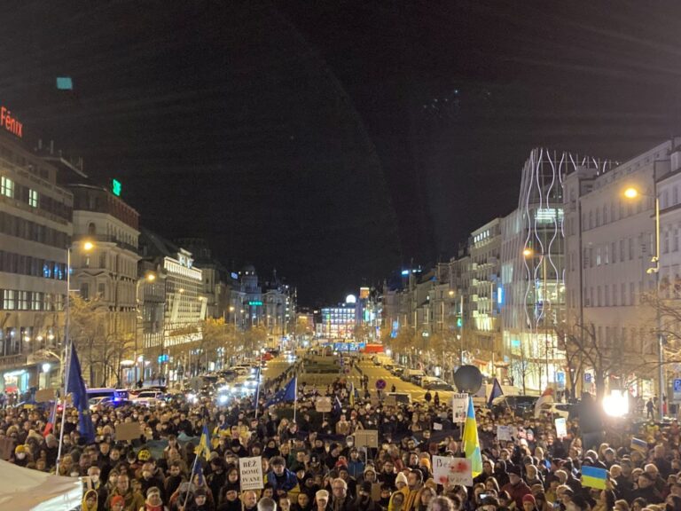 Zhruba tisíc lidí se sešlo v centru Prahy, aby vyjádřili solidaritu s Ukrajinou