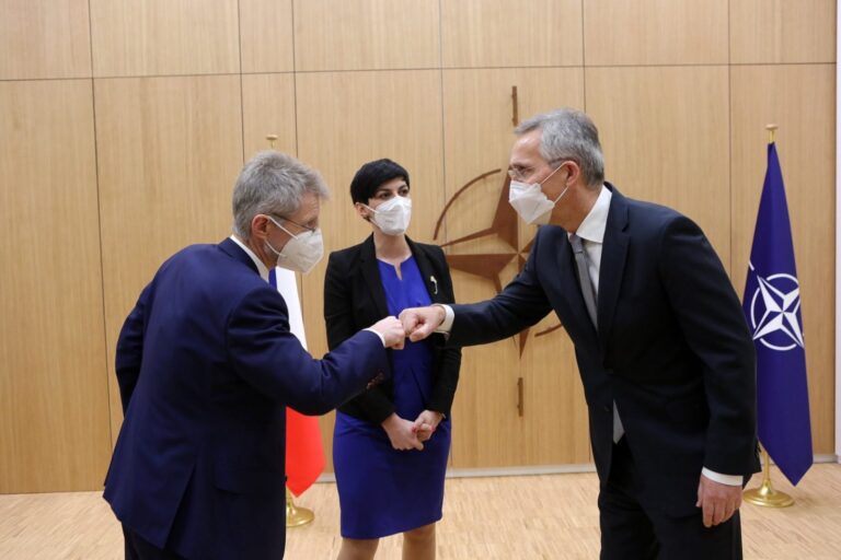 Šéfové parlamentu ČR jednali se Stoltenbergem, Rusku nelze ustupovat