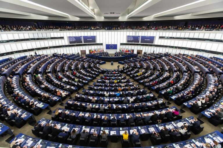 EP vyzval k zákazu zlatých pasů pro zámožné investory z Ruska