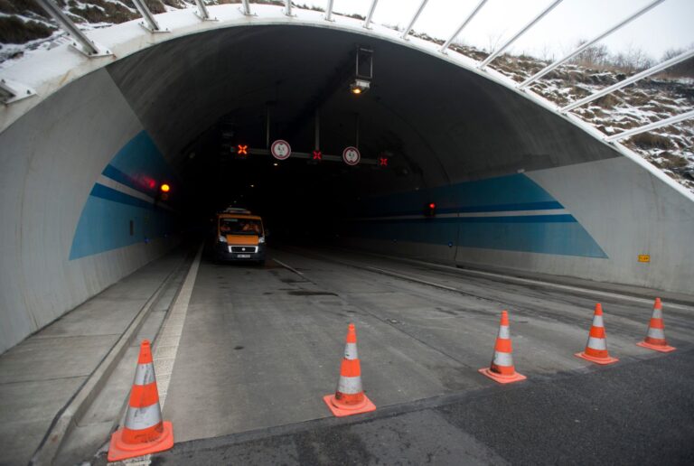 Požár po nehodě v tunelu zastavil provoz na Pražském okruhu, jeden mrtvý