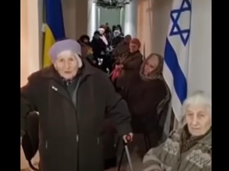 „Zatraceně“: Židé, kteří přežili holocaust, proklínají Putina z protileteckého krytu. VIDEO