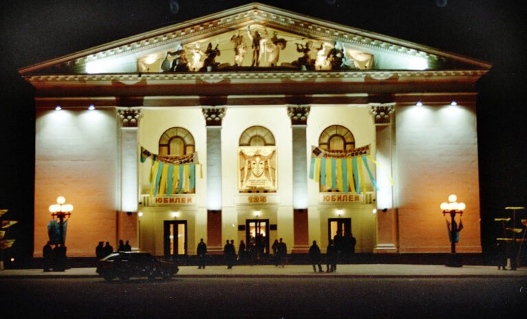 V Mariupolu shodili okupanti bombu na divadlo