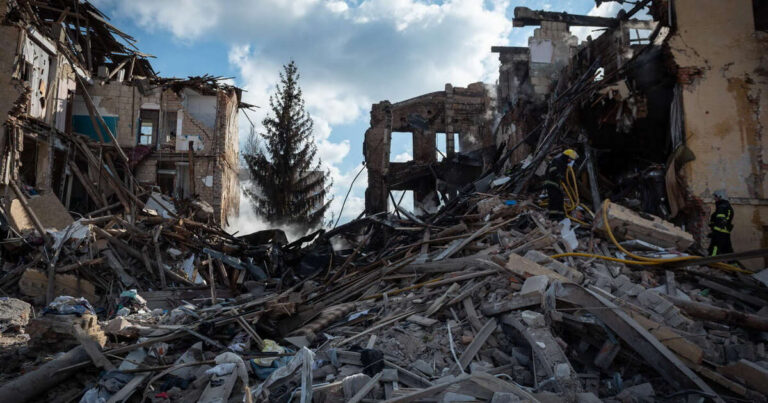 Starosta Černihivu hlásí stovky zabitých a raněných, Mykolajiv zasáhla raketa