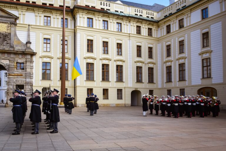 Na Pražském hradě je vyvěšená ukrajinská vlajka