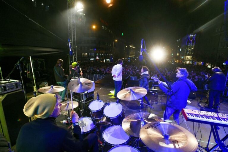 Na Václavském náměstí se koná Koncert pro Ukrajinu, vystupuje Klus, Mirai i Olympic