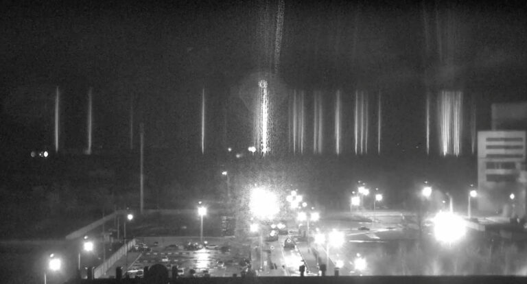 Ruští vojáci ostřelují jadernou elektrárnu a vydírá svět jadernou katastrofou!