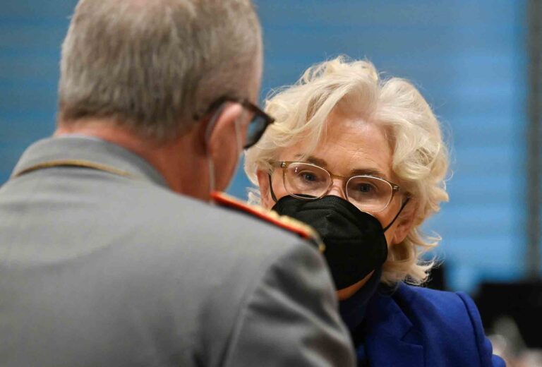 Německý parlament rezolucí podpořil dodávky těžkých zbraní Ukrajině