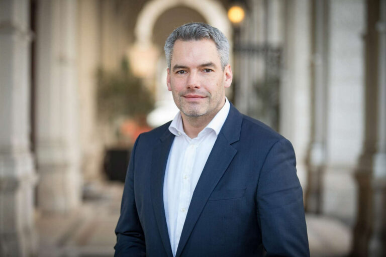 Nehammer se v pondělí setká s Putinem, oznámil mluvčí rakouské vlády