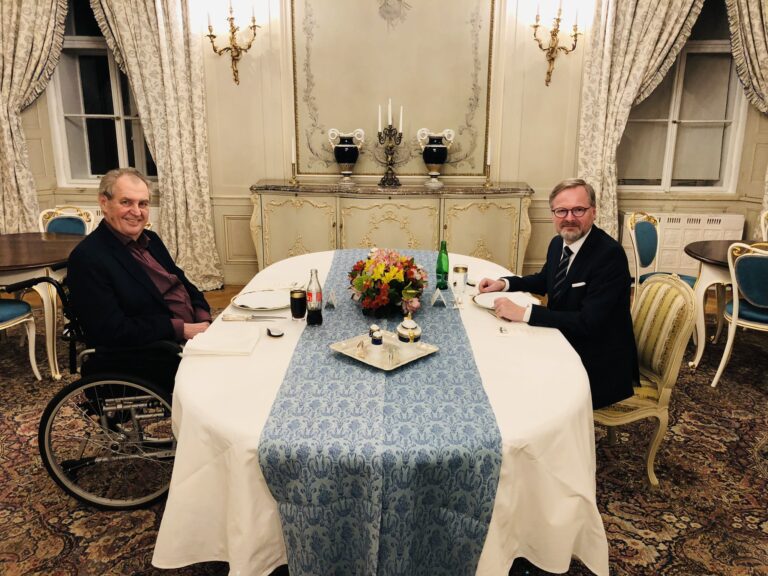 Zeman dle Fialy souhlasí s obrannou smlouvu s USA, základnu by nepodpořil