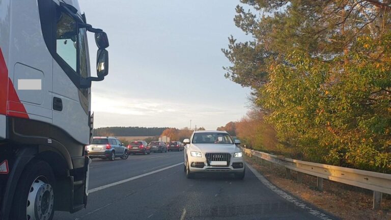 Silničáři kvůli bourání mostu uzavřeli dálnici D10 u Kosmonos