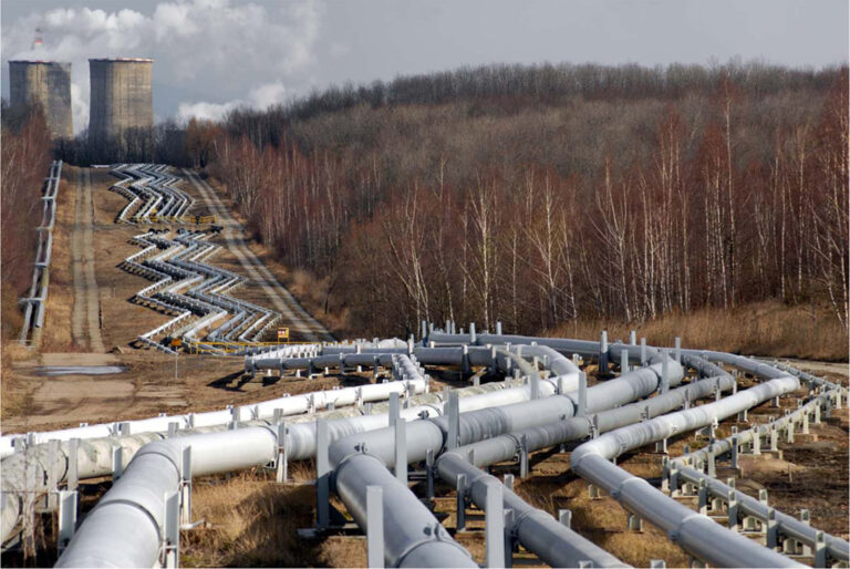 EU připravuje embargo na dovoz ruské ropy, Macron ho podporuje, řekl Le Maire