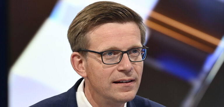 V Česku by brzy mohli řídit auto pod dohledem i 17letí řidiči, navrhuje Kupka