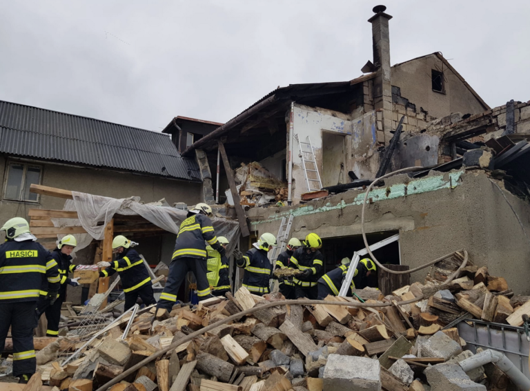 Jeden člověk se zranil po výbuchu domu na Vsetínsku, další se hledají