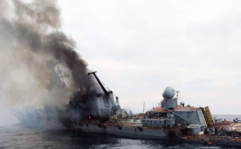 Při potopení křižníku Moskva zahynuly desítky vojáků, píše Novaja Gazeta