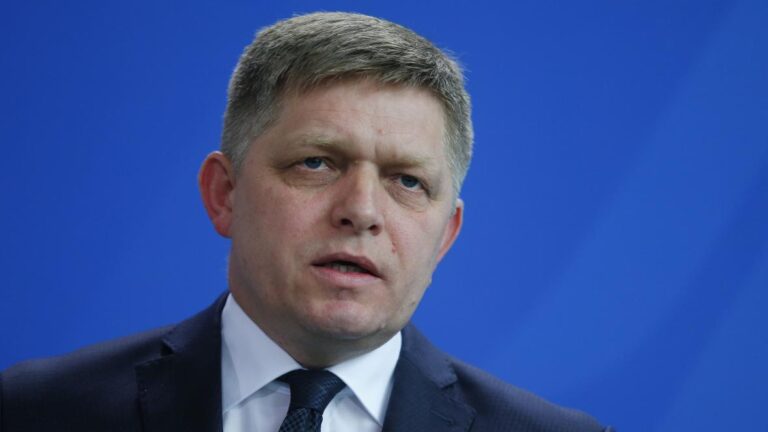 Slovenský parlament rozhodne, zda vydá k vazebnímu stíhání expremiéra Fica