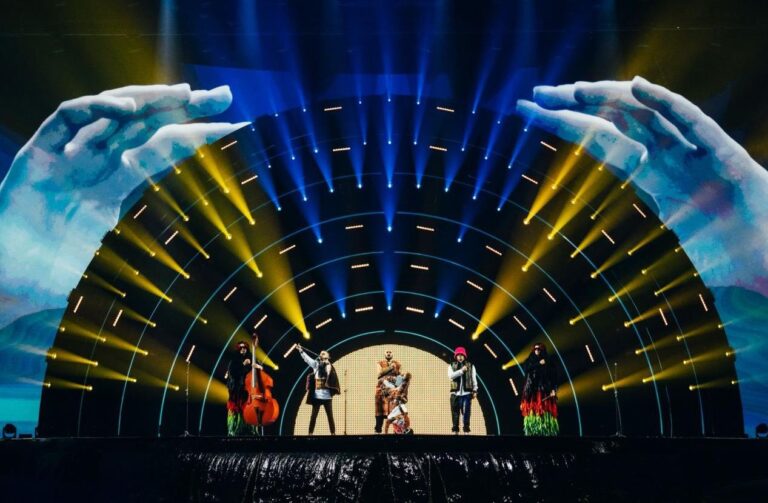 Eurovizi vyhráli Ukrajinci s písní pro matky, čeští We Are Domi nezaujali