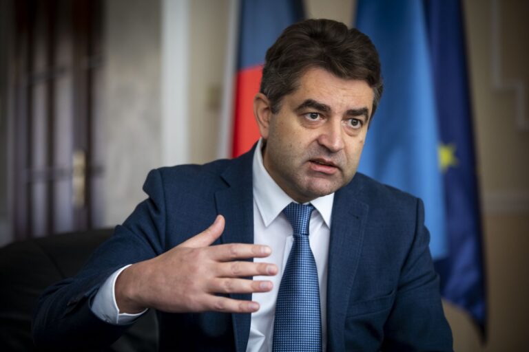 Češi poslali na účet ukrajinské ambasády 1,1 mld, většina už byla využita