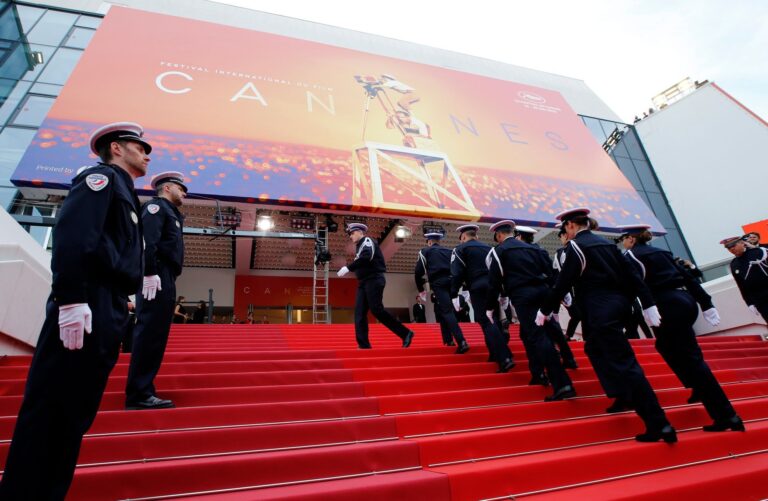V Cannes začal slavný filmový festival, na úvod promluvil Zelenskyj