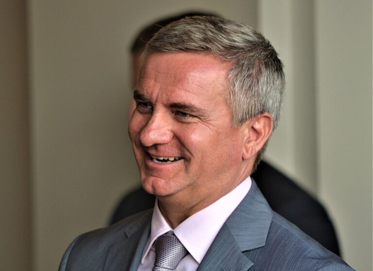 MF DNES: Kancléř Mynář si na Hradě za deset let vydělal přes 17 milionů