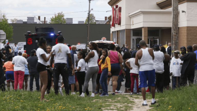Střelec v Buffalu v USA zabil deset lidí; místo si předem prozkoumal