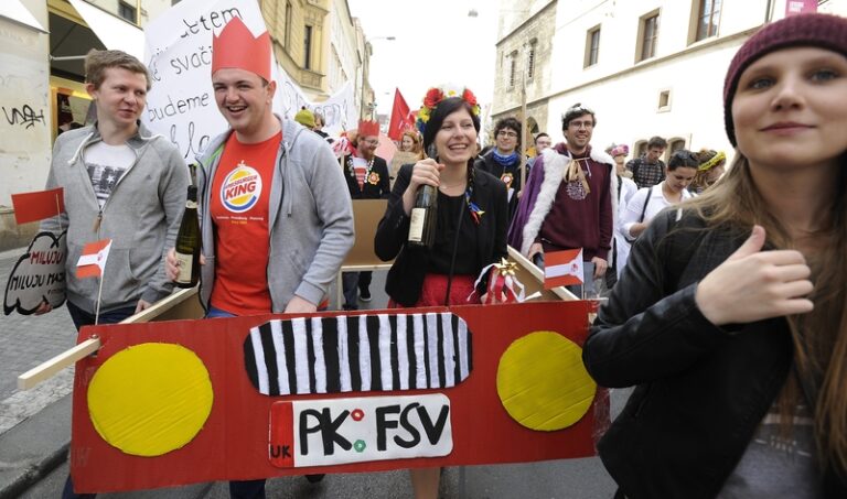 Prvomájové oslavy v ČR byly klidné, ve světě se při protestech i zatýkalo