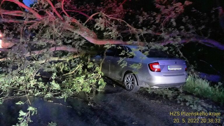 Po pátečních bouřkách je bez elektřiny 1200 odběratelů