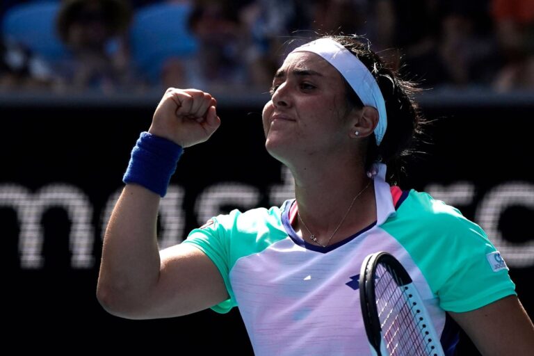 V Paříži záhy vypadli favoritka Džabúrová i trápící se Thiem