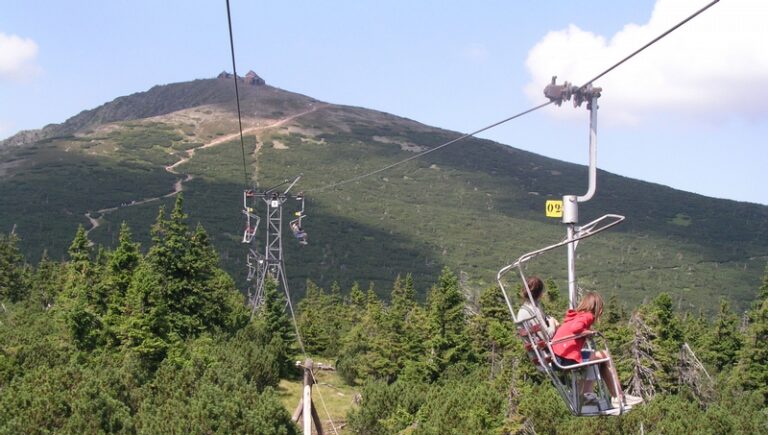 Vítr zastavil horní úsek kabinové lanovky na Sněžku, na vrcholu ráno mrzlo