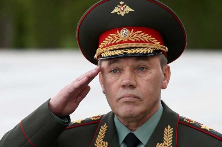 Kde je Gerasimov? Generál chyběl na přehlídce, spekuluje se o Putinově nespokojenosti