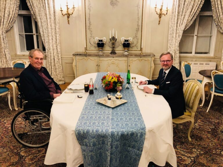 Fiala ocenil Zemanův obrat v postoji k Rusku, připili si skleničkou vína