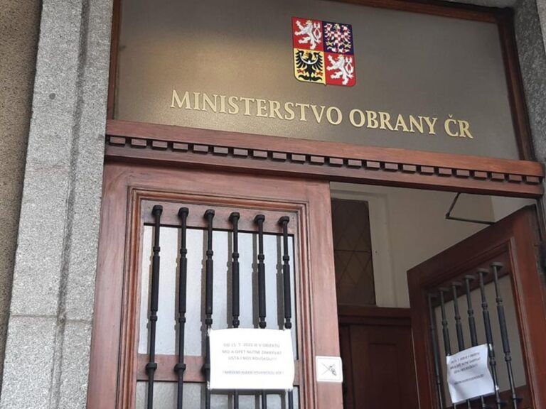 Ministerstvo obrany chce poslat na Ukrajinu materiál protichemické ochrany