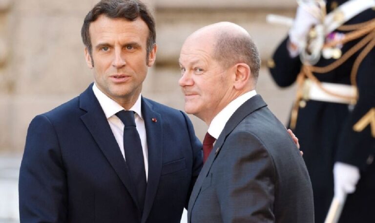 Macron žádá, aby neponižovali Rusko. Česká republika odpověděla.