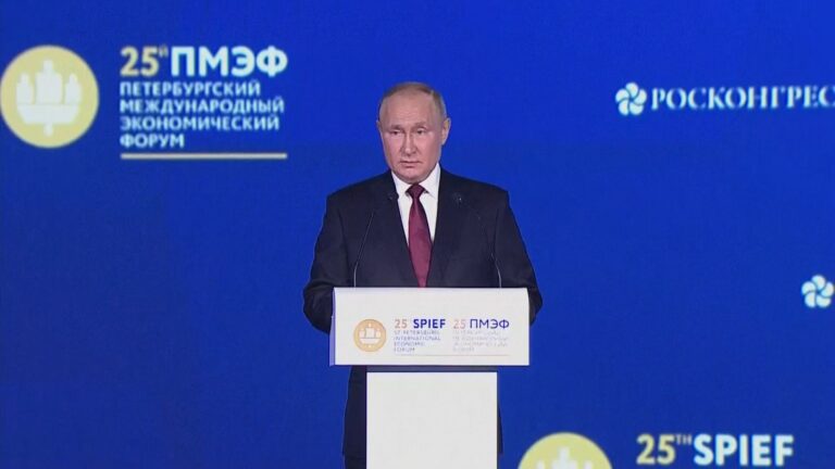 Putin v Petrohradu kritizoval USA a EU, hájil svou politiku