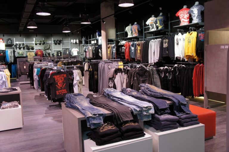 Při problémech začnou Češi nejvíce šetřit ve výdajích na oblečení