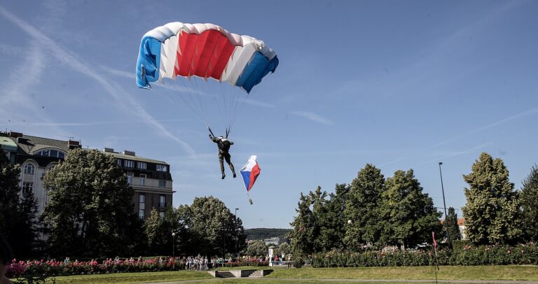 Seskok parašutistů připomněl hrdiny z operace Anthropoid