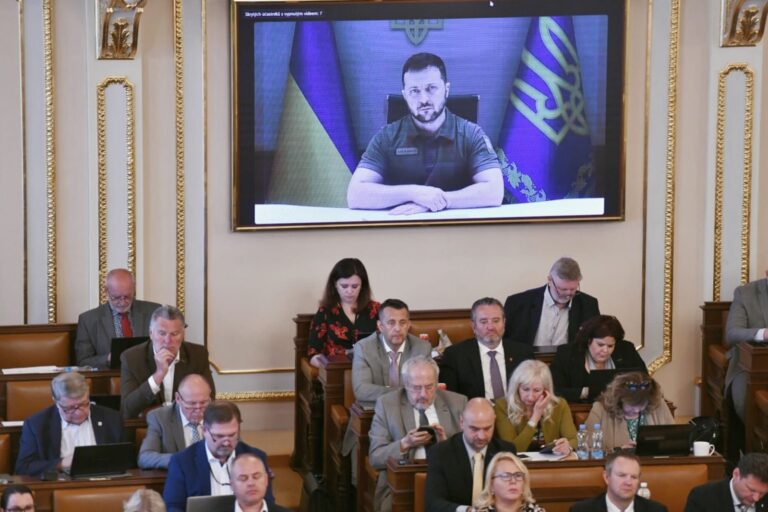 Zelenskyj promluvil k českému Parlamentu. S projevy vystoupil už v téměř dvacítce zemí