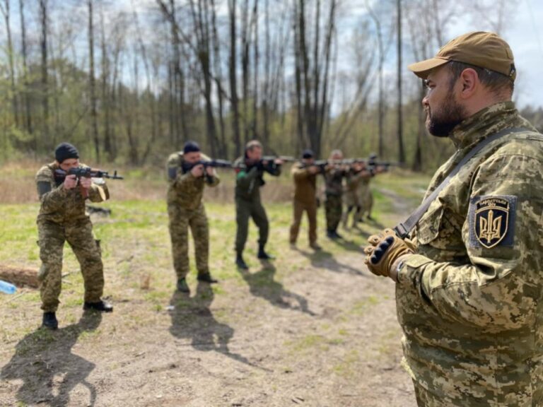 Policie prověřuje dva české dobrovolníky, kteří se zapojili do bojů na Ukrajině. Podezřívá je z plenění