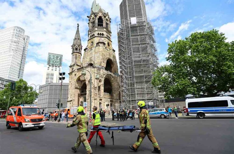 V Berlíně najel člověk autem do davu. Pět lidí je velmi vážně zraněných a jeden mrtvý