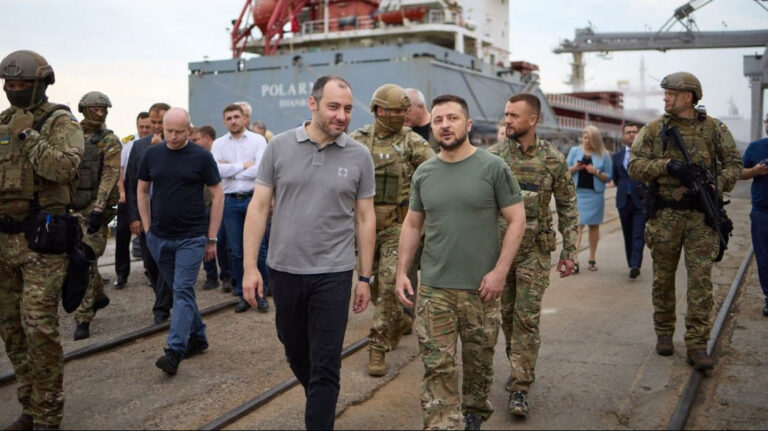 Zelenskyj: Ukrajina je připravena zahájit dodávky obilí, čeká na signál