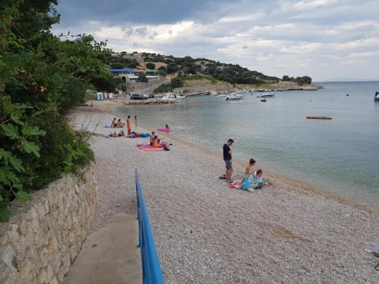 Průzkum: Dovolenou Češi financují z úspor, nepůjčují si na ni