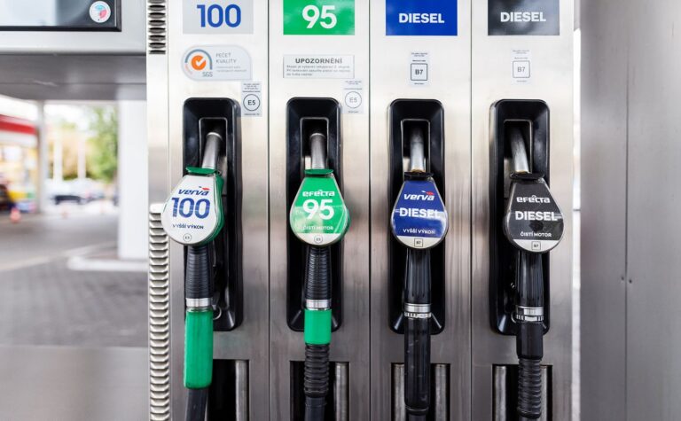 Benzin v ČR za týden mírně zlevnil, nafta dál zdražuje a stojí přes 47 Kč/l