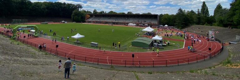 Běžci díky českému předsednictví zaplnili stadion, kde Zátopek zaběhl rekordní čas. Přišla i Kratochvílová